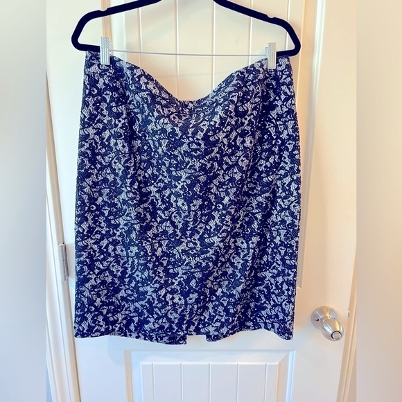 Michael Kors size XL Navy lace skirt with gold zipper detail. - Picture 1 of 3